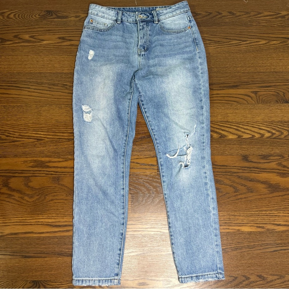 Vera Moda Low Rise Tapered Light Wash Distressed Jean in Blue size W 28 / L 32